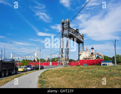 Schiff vorbei durch die vertikale Hubbrücke des Welland Canal in St. Catharines, Ontario, Kanada. Stockfoto