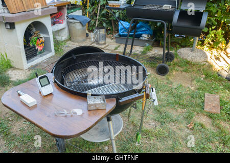 Ein schwarzen Grill bereit für einen langsamen Kochen Grillen zog Schweinefleisch und Rippen Stockfoto