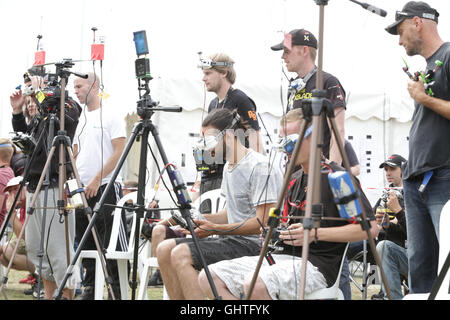 Drohne Racing Queen Cup 2016. Drohne-Racer-Piloten an der Flightline vorbereiten für Flug vor dem Rennen. Stockfoto