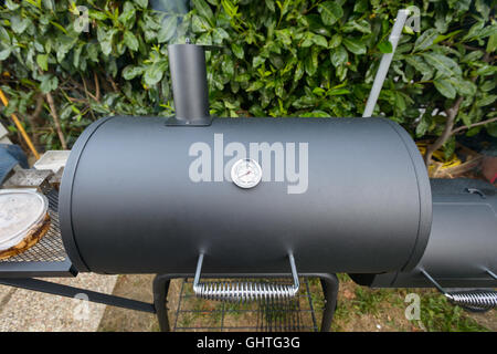 Ein schwarzen Grill bereit für einen langsamen Kochen Grillen zog Schweinefleisch und Rippen Stockfoto