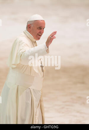 Vatikanstadt, Italien. 10. August 2016. Papst Francis Wellen an Gläubigen, wie er kommt, um seine wöchentliche Generalaudienz in der Aula Paul VI zu besuchen. © Riccardo De Luca/Pacific Press/Alamy Live-Nachrichten Stockfoto