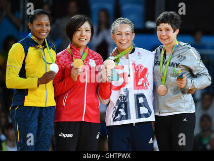 Rio De Janeiro, Brasilien. 10. August 2016. Goldmedaillengewinner Haruka Tachimoto Japans (2 L), ist flankiert von Silvber Medaillengewinner Yuri Alvear von Kolumbien (L), Bronze-Medaillengewinner Laura Vargas Koch of Germany (R) und Sally Conway von Großbritannien bei der Siegerehrung nach dem Frauen-70 kg-Wettbewerb der Judo-Veranstaltung während der Olympischen Spiele am 2. Arena-Carioca in Rio De Janeiro, Brasilien, 10. August 2016. Foto: Lukas Schulze/Dpa/Alamy Live News Stockfoto