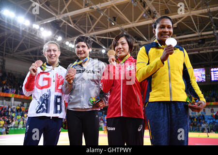 Rio De Janeiro, Brasilien. 10. August 2016. Goldmedaillengewinner Haruka Tachimoto Japans (2. R), ist flankiert von Silvber Medaillengewinner Yuri Alvear von Colombia (R), Bronze-Medaillengewinner Laura Vargas Koch Deutschland und Sally Conway (L) von Großbritannien bei der Siegerehrung nach dem Frauen-70 kg-Wettbewerb der Judo-Veranstaltung während der Olympischen Spiele am 2. Arena-Carioca in Rio De Janeiro, Brasilien, 10. August 2016. Foto: Lukas Schulze/Dpa/Alamy Live News Stockfoto