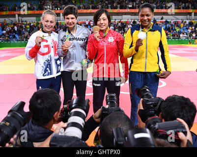 Rio De Janeiro, Brasilien. 10. August 2016. Goldmedaillengewinner Haruka Tachimoto Japans (2. R), ist flankiert von Silvber Medaillengewinner Yuri Alvear von Colombia (R), Bronze-Medaillengewinner Laura Vargas Koch Deutschland und Sally Conway (L) von Großbritannien bei der Siegerehrung nach dem Frauen-70 kg-Wettbewerb der Judo-Veranstaltung während der Olympischen Spiele am 2. Arena-Carioca in Rio De Janeiro, Brasilien, 10. August 2016. Foto: Lukas Schulze/Dpa/Alamy Live News Stockfoto