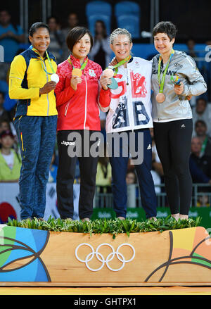 Rio De Janeiro, Brasilien. 10. August 2016. Goldmedaillengewinner Haruka Tachimoto Japans (2 L), ist flankiert von Silvber Medaillengewinner Yuri Alvear von Kolumbien (L), Bronze-Medaillengewinner Laura Vargas Koch of Germany (R) und Sally Conway von Großbritannien bei der Siegerehrung nach dem Frauen-70 kg-Wettbewerb der Judo-Veranstaltung während der Olympischen Spiele am 2. Arena-Carioca in Rio De Janeiro, Brasilien, 10. August 2016. Foto: Lukas Schulze/Dpa/Alamy Live News Stockfoto