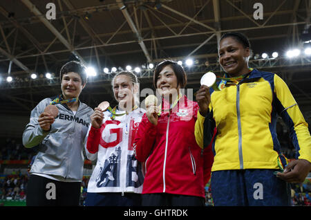 Rio De Janeiro, Brasilien. 10. August 2016. Goldmedaillen-Gewinner Japan? s Haruka Tachimoto (2., R), Silber-Medaillengewinner Kolumbien Yuri Alvear (1., R), bronze-Medaillengewinner Deutschland Laura Vargas Koch (1., L) und Großbritanniens Sally Conway die Preisverleihung von der Frauen-70 kg Judo an den Rio Olympischen Spielen 2016 in Rio De Janeiro, Brasilien, am 10. August 2016 besuchen. Bildnachweis: Han Yan/Xinhua/Alamy Live-Nachrichten Stockfoto