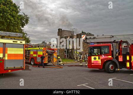 Newport, UK. 10. August 2016. Feuerwehr Ausbruch im Good Night Inns Hotel Newport - 14:50; Newport, Hotelbrand, gute Nacht Gasthöfe; New Inn, Ausbruch von Feuer; Hotelbrand; Bildnachweis: Remo Kurka/Alamy Live-Nachrichten Stockfoto