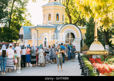 Gomel, Weißrussland. 10. August 2016. Die ältere Frau, die zu Fuß durch die lange Schlange von Gläubigen Menschen auf die Peter und Paul Kathedrale, die kamen, um die Heiligen Reliquien Unterarm Knochen von St. Pantaleon Panteleimon, Christian Saint, große Märtyrer verehren, Heiler, Arzt. Bildnachweis: Ryhor Bruyeu/Alamy Live-Nachrichten. Stockfoto