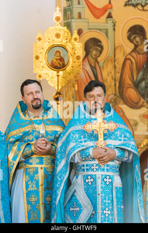 Gomel, Weißrussland. 10. August 2016. Zwei Priester der orthodoxen Christen während der Liturgie In Peter und Paul Kathedrale gelegentlich Ankunft der Reliquien Unterarm Knochen von St. Pantaleon Panteleimon, Christian Saint, große Märtyrer, Heiler, Arzt. Bildnachweis: Ryhor Bruyeu/Alamy Live-Nachrichten. Stockfoto