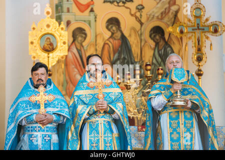 Gomel, Weißrussland. 10. August 2016. Drei orthodoxe Christen Priester In Vorderansicht während der Liturgie In Peter und Paul Kathedrale gelegentlich Ankunft der Reliquien Unterarm Knochen von St. Pantaleon Panteleimon, Christian Saint, große Märtyrer, Heiler, Arzt. Bildnachweis: Ryhor Bruyeu/Alamy Live-Nachrichten. Stockfoto