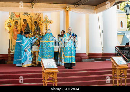 Gomel, Weißrussland. 10. August 2016. Die Szene des Ritus, die Durchführung von orthodoxen Christen Priester während der Liturgie In der Peter-Paul-Kathedrale gelegentlich Ankunft der Reliquien Unterarm Knochen von St. Pantaleon Panteleimon, Christian Saint, große Märtyrer, Heiler, Arzt. Bildnachweis: Ryhor Bruyeu/Alamy Live-Nachrichten. Stockfoto