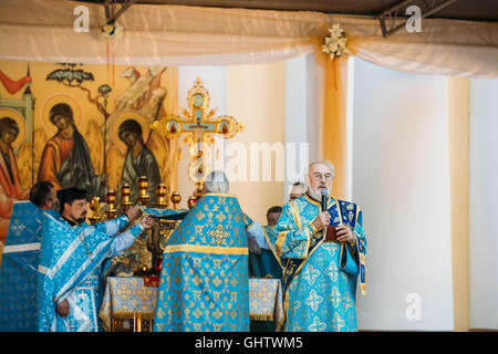 Gomel, Weißrussland. 10. August 2016. Die Szene des Ritus, die Durchführung von orthodoxen Christen Priester während der Liturgie In der Peter-Paul-Kathedrale gelegentlich Ankunft der Reliquien Unterarm Knochen von St. Pantaleon Panteleimon, Christian Saint, große Märtyrer, Heiler, Arzt. Bildnachweis: Ryhor Bruyeu/Alamy Live-Nachrichten. Stockfoto