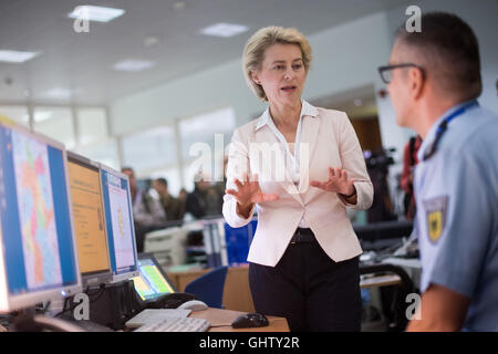 Deutsche Verteidigungsministerin Ursula von der Leyen (CDU) im Gespräch mit einem Polizisten in der Operationszentrale Luftwaffe (Luftwaffe) in Uedem, Deutschland, 11. August 2016. An den Vorgängen zusammenarbeiten Zentrum, Mitglieder des deutschen Militärs, Polizei, Flugsicherung und Katastrophenschutzdiensten als nationale Situation und Kommandozentrale Luftraum aus Sicherheitsgründen.   FOTO: MARIUS BECKER/DPA Stockfoto