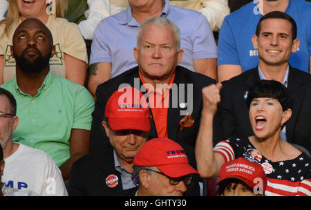 Sunrise, FL, USA. 10. August 2016. Der ehemalige US-Abgeordneter Mark Foley sitzt in auf Präsidentschaftskandidat Donald Trump hält eine Kundgebung Mittwoch Nacht in Sunrise. Trumps geplanten Auftritt unterstreicht die Bedeutung von Florida zu den Ergebnissen der nationalen Wahl. Mit 29 Wahlen Stimmen im November, Florida ist der größte Staat, der so oder so gehen könnte. Sunrise, FL. 10.08.16. Sun-Sentinel Fotografin, Jim Rassol. SOUTH FLORIDA HERAUS; KEINE MAGS; KEIN VERKAUF; KEIN INTERNET; KEIN FERNSEHER. Bildnachweis: Sun-Sentinel/ZUMA Draht/Alamy Live-Nachrichten Stockfoto