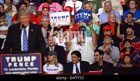 Sunrise, FL, USA. 10. August 2016. Ehemalige US-Abgeordneter Mark Foley (zweiter Reihe von oben, zweiter von rechts) sitzt im republikanischen Präsidentschaftskandidaten Donald Trump hält eine Kundgebung Mittwoch Nacht in Sunrise. Trumps geplanten Auftritt unterstreicht die Bedeutung von Florida zu den Ergebnissen der nationalen Wahl. Mit 29 Wahlen Stimmen im November, Florida ist der größte Staat, der so oder so gehen könnte. Sunrise, FL. 10.08.16. Sun-Sentinel Fotografin, Jim Rassol. SOUTH FLORIDA HERAUS; KEINE MAGS; KEIN VERKAUF; KEIN INTERNET; KEIN FERNSEHER. Bildnachweis: Sun-Sentinel/ZUMA Draht/Alamy Live-Nachrichten Stockfoto