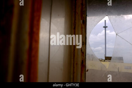 Brighton UK 11. August 2016 - die British Airways i360 Aussichtsturm an einem trüben Morgen in Brighton heute Morgen, aber das Wetter wird voraussichtlich über das Wochenende mit Temperaturen erwarten, die hohen 20er Jahre Celsius erreichen verbessern Credit: Simon Dack/Alamy Live News Stockfoto