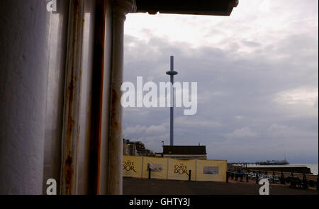Brighton UK 11. August 2016 - die British Airways i360 Aussichtsturm an einem trüben Morgen in Brighton heute Morgen, aber das Wetter wird voraussichtlich über das Wochenende mit Temperaturen erwarten, die hohen 20er Jahre Celsius erreichen verbessern Credit: Simon Dack/Alamy Live News Stockfoto
