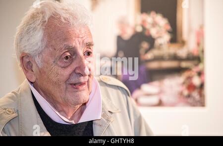 Edinburgh, UK. 11. August 2016. Schottischer Fotograf Harry Benson besucht den Start seiner Ausstellung sehen Amerika an das schottische Parlament in Edinburgh Credit: Richard Dyson/Alamy Live News Stockfoto