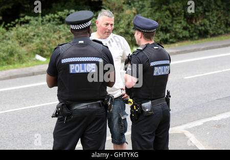 Southampton, Hampshire, UK. 11. August 2016. Ständer aus mit Mann auf Dach eine Notoperation wurde vor fast 12 Stunden, nachdem ein Mann entdeckt wurde, auf einem Dach in Southampton bewaffnet.  Notdienste wurden über Nacht seit 21:30 letzte Nacht auf der Bühne.  Polizisten aus Hampshire Polizei ist seit gestern Abend auf einem Wohnblock in der Bursledon Road, Bitterne. Ein Polizei-Kordon wurde in dem Wohnblock eingerichtet. Feuer-Crews aus Hightown Feuerwache waren aufgerufen, ihre Antenne Leiter Plattform, um die Polizei zu unterstützen. Bildnachweis: Uknip/Alamy Live-Nachrichten Stockfoto