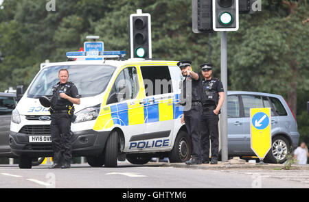 Southampton, Hampshire, UK. 11. August 2016. Ständer aus mit Mann auf Dach eine Notoperation wurde vor fast 12 Stunden, nachdem ein Mann entdeckt wurde, auf einem Dach in Southampton bewaffnet.  Notdienste wurden über Nacht seit 21:30 letzte Nacht auf der Bühne.  Polizisten aus Hampshire Polizei ist seit gestern Abend auf einem Wohnblock in der Bursledon Road, Bitterne. Ein Polizei-Kordon wurde in dem Wohnblock eingerichtet. Feuer-Crews aus Hightown Feuerwache waren aufgerufen, ihre Antenne Leiter Plattform, um die Polizei zu unterstützen. Bildnachweis: Uknip/Alamy Live-Nachrichten Stockfoto