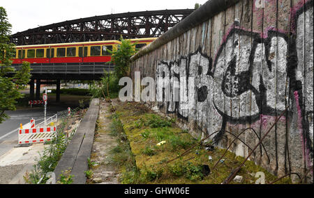 Reste der Berliner Mauer am Alter Domfriedhof St. Hedwig (lit.) St. Hedwig alte Kathedrale Friedhof) in Liesenstrasse, Berlin, Deutschland, 9. August 2016.   FOTO: JENS KALAENE/DPA Stockfoto