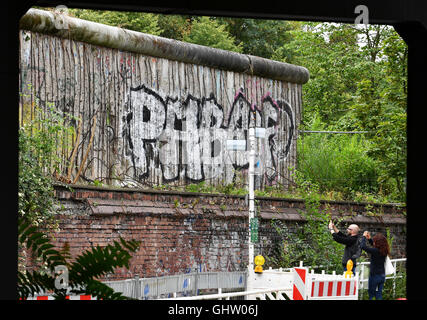 Touristen fotografieren Reste der Berliner Mauer am Alter Domfriedhof St. Hedwig (lit.) St. Hedwig alte Kathedrale Friedhof) in Liesenstrasse, Berlin, Deutschland, 9. August 2016.   FOTO: JENS KALAENE/DPA Stockfoto