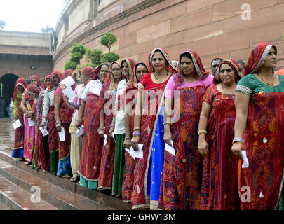 Neu-Delhi, Indien. 11. August 2016. Frauen gekleidet mit Trachtenmode von Jhunjhunu Bezirk von Rajasthan warten in der Schlange, die Monsun-Sitzung im indischen Parlament in Neu-Delhi, Indien, am 11. August 2016 zuschauen. Bildnachweis: Stringer/Xinhua/Alamy Live-Nachrichten Stockfoto