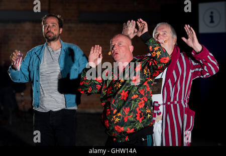 Hannover, Deutschland. 10. August 2016. Schauspieler Silvester von Hoesslin (Benny), Christoph Mueller (Julius) und Dieter Hufschmidt (alte Allan Karlsson) Durchführung während der Vorschau auf die Theater-Version von dem schwedischen Roman "Der hundert-Jahr-alter-Mann, kletterte aus dem Fenster und verschwand" im Hof des Hauses Theater in Hannover, 10. August 2016. Das Spiel kann von 12 bis 28 August im Rahmen der Sommer-Hof-Theater-Serie Schauspielhaus Hannover gesehen. Foto: SEBASTIAN GOLLNOW/Dpa/Alamy Live News Stockfoto