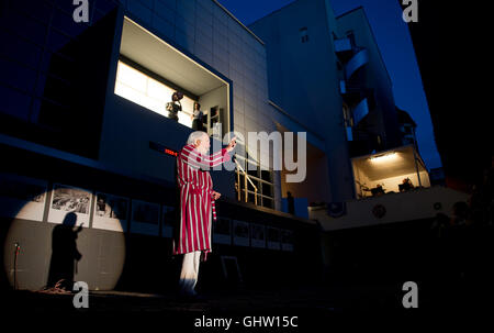 Hannover, Deutschland. 10. August 2016. Schauspielern während der Vorschau der Theater-Version von dem schwedischen Roman "Der hundert-Jahr-alter-Mann, kletterte aus dem Fenster und verschwand" im Hof des Hauses Theater in Hannover, 10. August 2016. Das Spiel kann von 12 bis 28 August im Rahmen der Sommer-Hof-Theater-Serie Schauspielhaus Hannover gesehen. Foto: SEBASTIAN GOLLNOW/Dpa/Alamy Live News Stockfoto