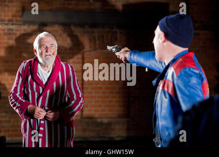 Hannover, Deutschland. 10. August 2016. Schauspielern während der Vorschau der Theater-Version von dem schwedischen Roman "Der hundert-Jahr-alter-Mann, kletterte aus dem Fenster und verschwand" im Hof des Hauses Theater in Hannover, 10. August 2016. Das Spiel kann von 12 bis 28 August im Rahmen der Sommer-Hof-Theater-Serie Schauspielhaus Hannover gesehen. Foto: SEBASTIAN GOLLNOW/Dpa/Alamy Live News Stockfoto