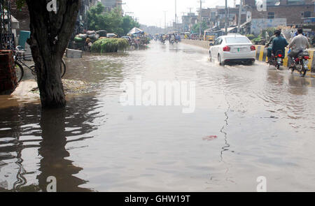 Blick auf stehendes Regenwasser an der Baghbanpura Road nach Regenguss der Monsun-Saison die schafft Probleme für Anwohner und Pendler die Fahrlässigkeit der betreffenden Abteilung in Gujranwala auf Donnerstag, 11. August 2016 zeigen. Stockfoto