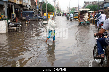 Blick auf stehendes Regenwasser an der Baghbanpura Road nach Regenguss der Monsun-Saison die schafft Probleme für Anwohner und Pendler die Fahrlässigkeit der betreffenden Abteilung in Gujranwala auf Donnerstag, 11. August 2016 zeigen. Stockfoto