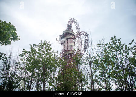 London, UK. 11. August 2016. Queen Elizabeth Olympic Park. Das Olympiastadion ist die neue Heimat von West Ham United Football Club. ArcelorMittal Orbit in der Nähe des Stadions ist die höchste Statue im Vereinigten Königreich. Bildnachweis: Alberto Pezzali/Alamy Live-Nachrichten Stockfoto