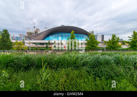 London, UK. 11. August 2016. Queen Elizabeth Olympic Park. Das Olympiastadion ist die neue Heimat von West Ham United Football Club. ArcelorMittal Orbit in der Nähe des Stadions ist die höchste Statue im Vereinigten Königreich. Bildnachweis: Alberto Pezzali/Alamy Live-Nachrichten Stockfoto