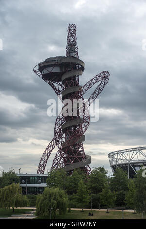 London, UK. 11. August 2016. Queen Elizabeth Olympic Park. Das Olympiastadion ist die neue Heimat von West Ham United Football Club. ArcelorMittal Orbit in der Nähe des Stadions ist die höchste Statue im Vereinigten Königreich. Bildnachweis: Alberto Pezzali/Alamy Live-Nachrichten Stockfoto