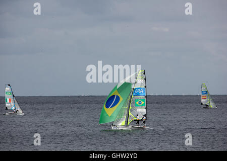 Rio De Janeiro, Brasilien. 11. August 2016. Sportler aus verschiedenen Ländern nehmen an den Segel-Wettbewerbe für die Olympischen Spiele 2016, in den Gewässern der Guanabara-Bucht, in Rio De Janeiro Teil. Popular genießen die Gloria Marina an der Uferpromenade zu die Wettbewerben zu sehen, ohne Tickets zu kaufen. Bildnachweis: Luiz Souza/Alamy Live-Nachrichten Stockfoto
