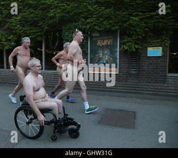 London, UK. 11. August 2016. Eine Gruppe von Tigern heißt eine Ader, eine Gruppe von Leuten nimmt sie Kleidung aus Streakers und, die berufen sind, ist was diese Gruppe von Menschen, die heute im Londoner Zoo, um Geld, in Richtung ZSLs Arbeit mit Tiger Credit getan: Paul Quezada-Neiman/Alamy Live News Stockfoto