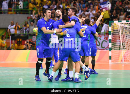 Rio De Janeiro, Brasilien. 11. August 2016. Spieler von Brasilien feiern nach der Männer vorläufige Gruppe B-Spiel zwischen Brasilien und Deutschland der Handball-Events während der Rio 2016 Olympischen Spiele in Zukunft Arena in Rio De Janeiro, Brasilien, 11. August 2016. Foto: Lukas Schulze/Dpa/Alamy Live News Stockfoto
