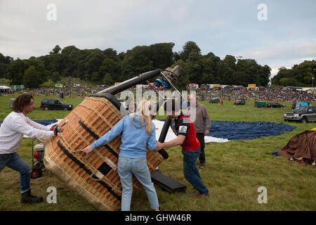 Bristol, UK. 11. August 2016. Menschen entladen einen Korb, da der Bristol International Balloon Fiesta in Gang Credit kommt: Keith Larby/Alamy Live News Stockfoto