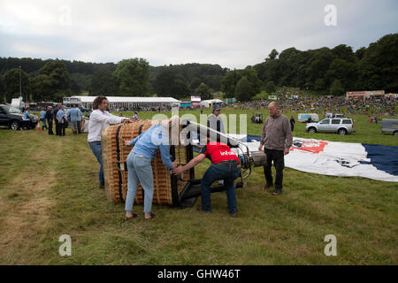 Bristol, UK. 11. August 2016. Menschen entladen einen Korb, da der Bristol International Balloon Fiesta in Gang Credit kommt: Keith Larby/Alamy Live News Stockfoto