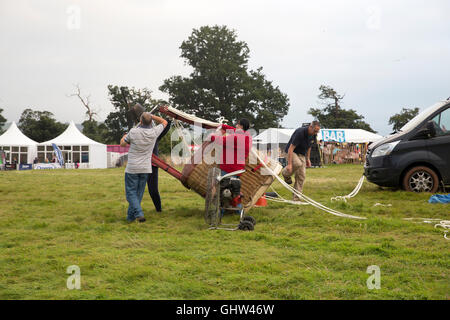 Bristol, UK. 11. August 2016. Menschen entladen einen Korb, da der Bristol International Balloon Fiesta in Gang Credit kommt: Keith Larby/Alamy Live News Stockfoto