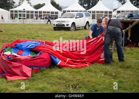 Bristol, UK. 11. August 2016. Menschen entladen einen Ballon wie Bristol International Balloon Fiesta in Gang Credit kommt: Keith Larby/Alamy Live News Stockfoto