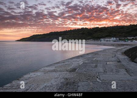 Lyme Regis, Dorset, UK. 11. August 2016. Großbritannien Wetter. Ein spektakulärer Sonnenuntergang über Monmouth Strand angesehen vom historischen Hafen Cobb im Badeort von Lyme Regis in Dorset. Bildnachweis: Graham Hunt/Alamy Live-Nachrichten Stockfoto