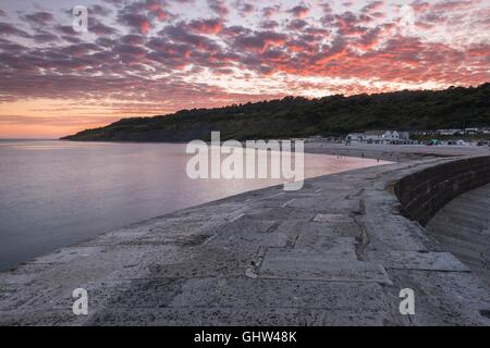 Lyme Regis, Dorset, UK. 11. August 2016. Großbritannien Wetter. Ein spektakulärer Sonnenuntergang über Monmouth Strand angesehen vom historischen Hafen Cobb im Badeort von Lyme Regis in Dorset. Bildnachweis: Graham Hunt/Alamy Live-Nachrichten Stockfoto