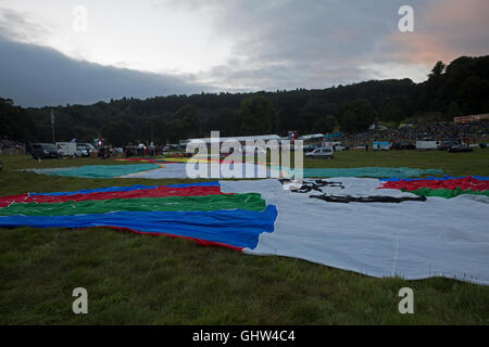 Bristol, UK. 11. August 2016. Heißluftballons sind ausgelegt auf dem Rasen in der Dämmerung wie Bristol International Balloon Fiesta Credit in Gang kommt: Keith Larby/Alamy Live News Stockfoto