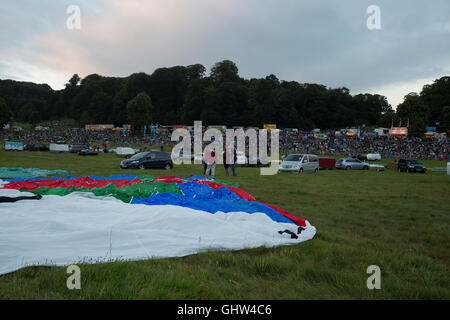 Bristol, UK. 11. August 2016. Heißluftballons sind ausgelegt auf dem Rasen in der Dämmerung wie Bristol International Balloon Fiesta Credit in Gang kommt: Keith Larby/Alamy Live News Stockfoto