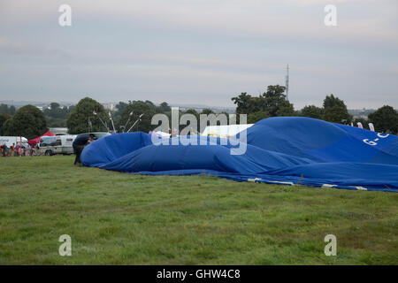 Bristol, UK. 11. August 2016. Heißluftballons beginnen Inflation bereit für die Nacht Leuchten wie Bristol International Balloon Fiesta in Gang Credit kommt: Keith Larby/Alamy Live News Stockfoto