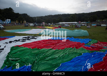 Bristol, UK. 11. August 2016. Heißluftballons sind ausgelegt auf dem Rasen wie Bristol International Balloon Fiesta in Gang Credit kommt: Keith Larby/Alamy Live News Stockfoto