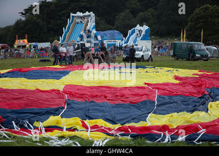 Bristol, UK. 11. August 2016. Heißluftballons sind ausgelegt auf dem Rasen wie Bristol International Balloon Fiesta in Gang Credit kommt: Keith Larby/Alamy Live News Stockfoto