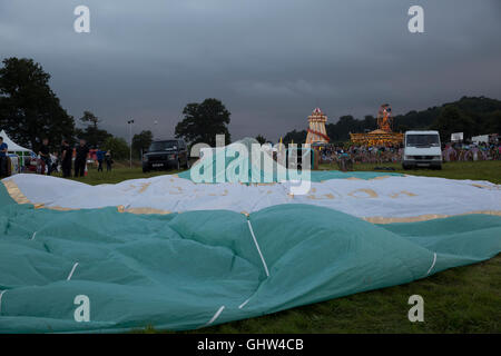 Bristol, UK. 11. August 2016. Fortnum and Mason Heißluftballon beginnt Inflation bereit für die Nacht Leuchten wie der Bristol International Balloon Fiesta in Gang Credit kommt: Keith Larby/Alamy Live News Stockfoto